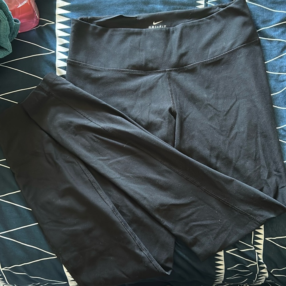 NEVER WORN Nike black mid rise leggings